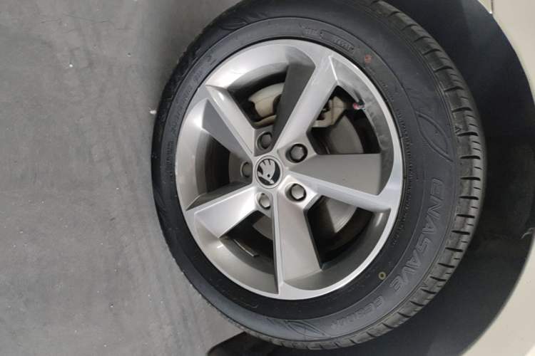 Used Skoda Octavia 2016 1.6L Automatic Smart Drive Edition Left Front Wheel Hub