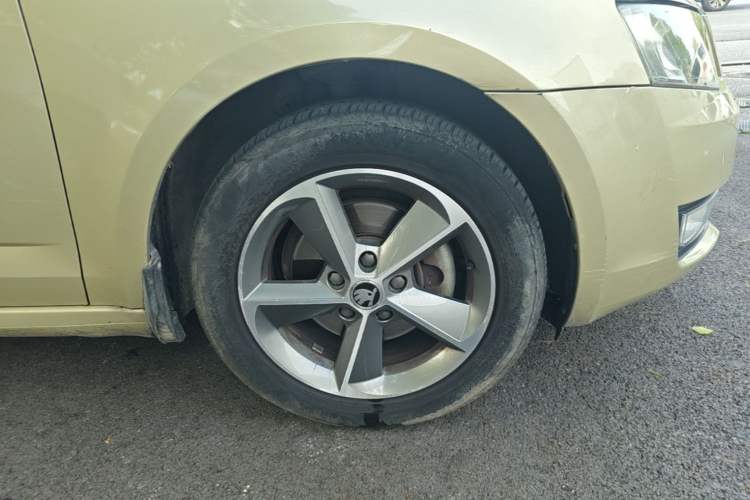 Used Skoda Octavia 2016 1.6L Automatic Smart Drive Edition Right Front Wheel Hub