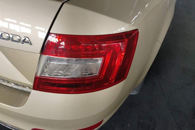 Used Skoda Octavia 2016 1.6L Automatic Smart Drive Edition Right Rear Taillight