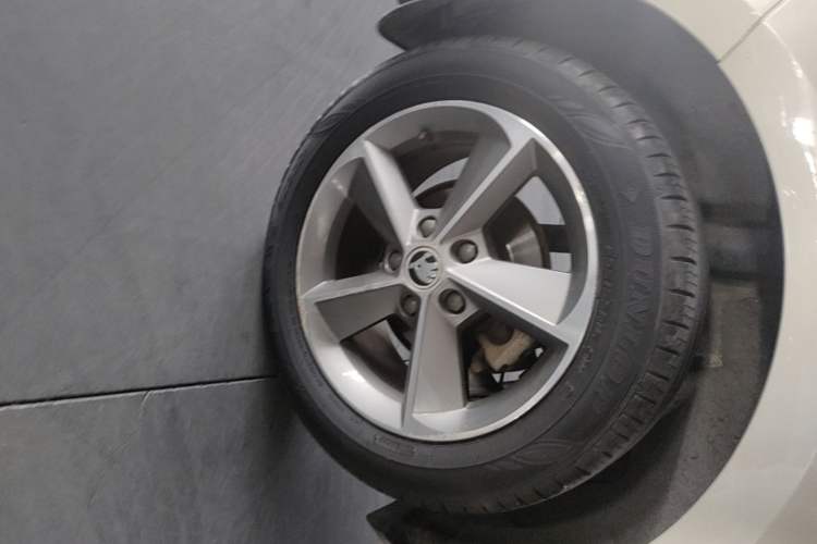 Used Skoda Octavia 2016 1.6L Automatic Smart Drive Edition Right Rear Wheel Hub