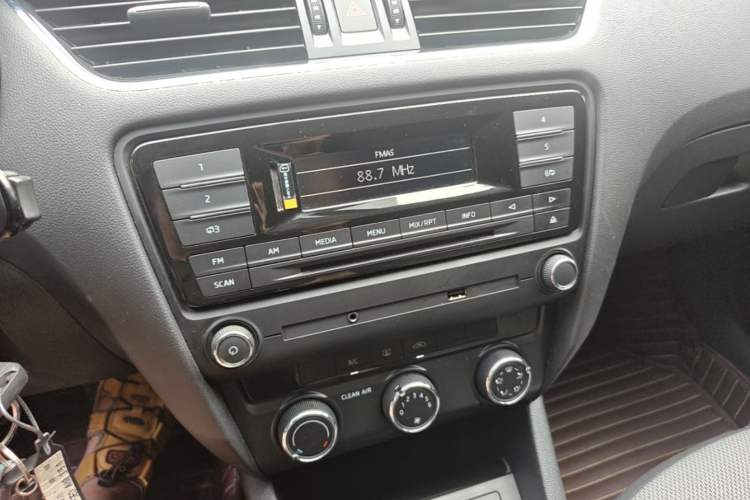Used Skoda Octavia 2017 Classic Model 1.6L Manual Comfort Edition Audio And AC Panel