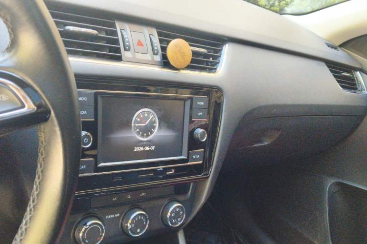 Used Skoda Octavia 2017 TSI280 DSG Smart Drive Edition Audio And AC Panel