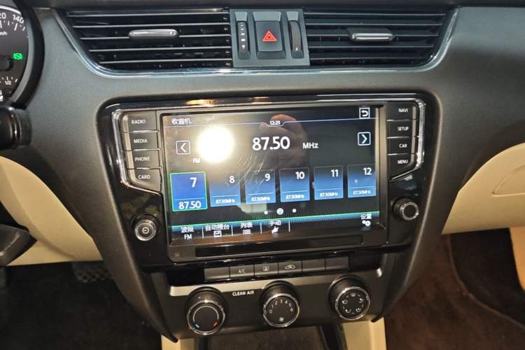 Used Skoda Octavia 2017 1.6L Automatic Smart Drive Edition Audio And AC Panel