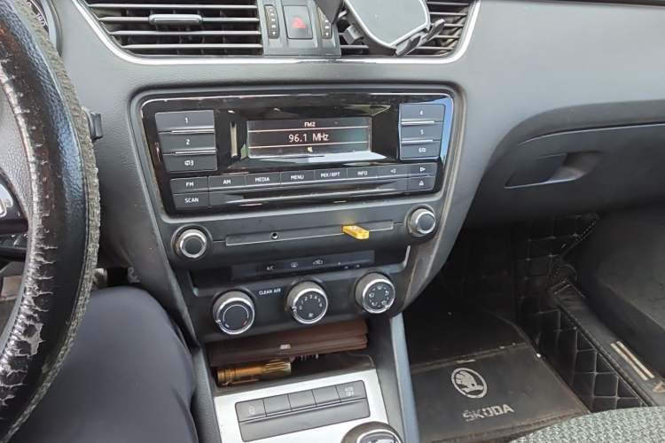 Used Skoda Octavia 2017 1.6L Manual Trend Edition Audio And AC Panel