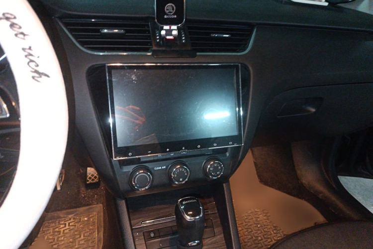 Used Skoda Octavia 2017 1.6L Automatic Smart Drive Edition Audio And AC Panel