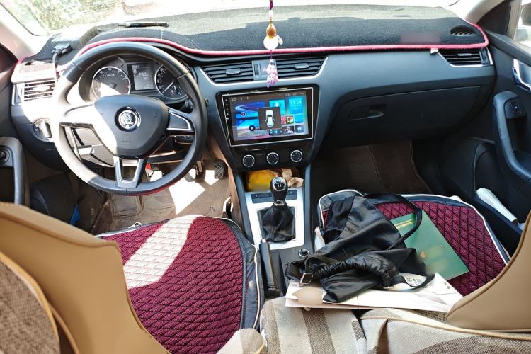 Used Skoda Octavia 2017 1.6L Manual Trend Edition Center Console