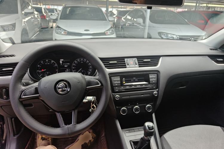 Used Skoda Octavia 2017 Classic Model 1.6L Manual Comfort Edition Center Console