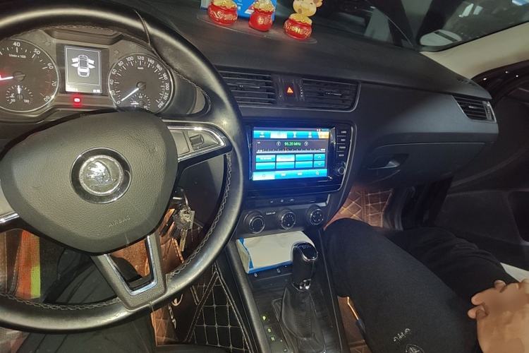 Used Skoda Octavia 2017 TSI280 DSG Smart Drive Edition Center Console