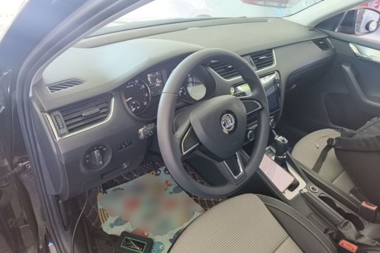 Used Skoda Octavia 2017 1.6L Automatic Chuanxing Edition Center Console