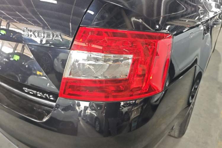 Used Skoda Octavia 2017 1.6L Automatic Smart Drive Edition Exterior 3