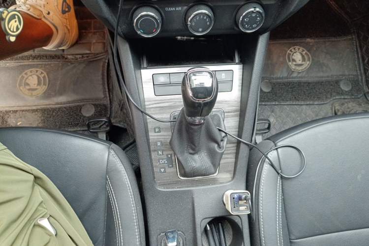 Used Skoda Octavia 2017 1.6L Automatic Smart Drive Edition Gear Lever