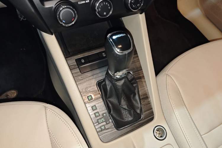 Used Skoda Octavia 2017 1.6L Automatic Smart Drive Edition Gear Lever