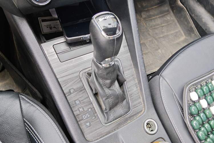 Used Skoda Octavia 2017 1.6L Automatic Smart Drive Edition Gear Lever