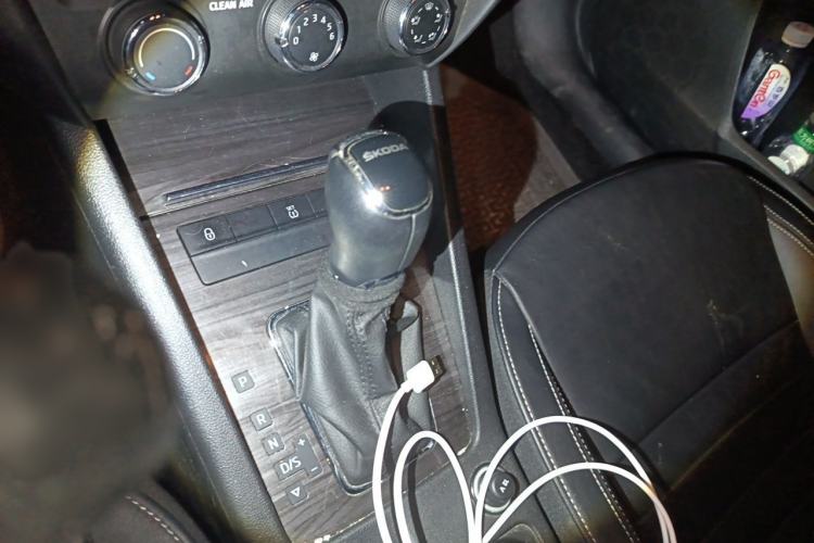 Used Skoda Octavia 2017 1.6L Automatic Smart Drive Edition Gear Lever