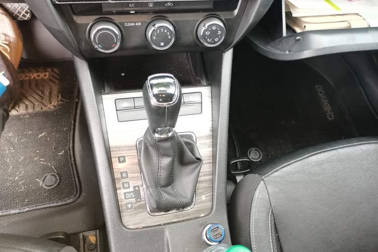 Used Skoda Octavia 2017 1.6L Automatic Smart Drive Edition Gear Lever