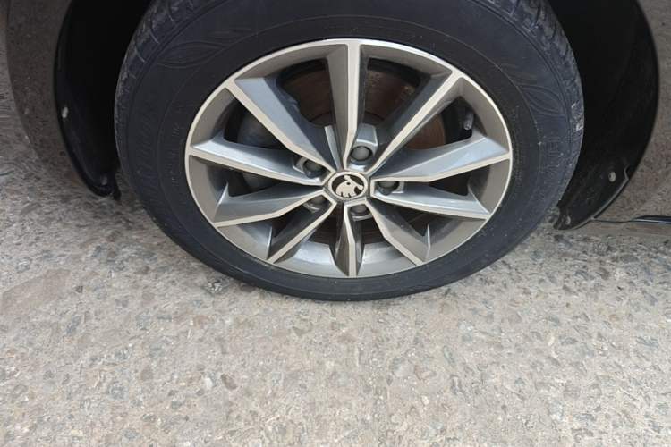 Used Skoda Octavia 2017 Classic Model 1.6L Manual Comfort Edition Left Front Wheel Hub