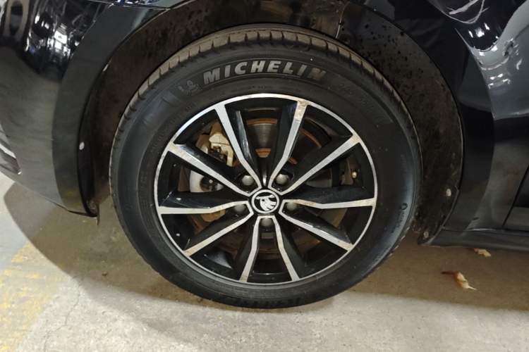 Used Skoda Octavia 2017 1.6L Automatic Smart Drive Edition Left Front Wheel Hub