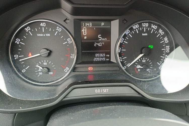 Used Skoda Octavia 2017 1.6L Automatic Chuanxing Edition Odometer Close Up