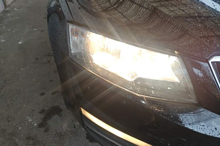 Used Skoda Octavia 2017 Classic Model 1.6L Manual Comfort Edition Right Front Headlight