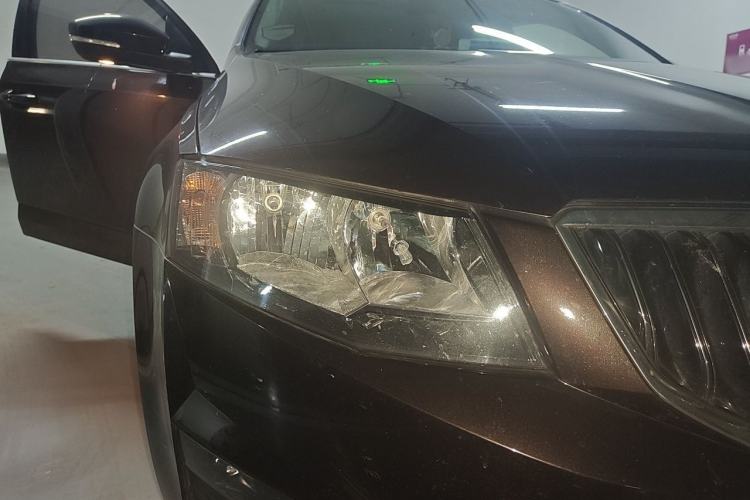 Used Skoda Octavia 2017 TSI280 DSG Smart Drive Edition Right Front Headlight