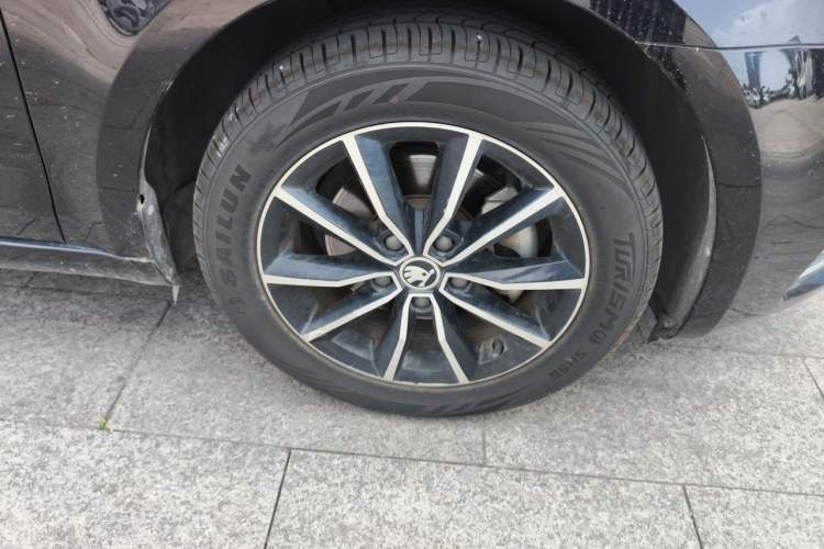 Used Skoda Octavia 2017 1.6L Manual Smart Drive Edition Right Front Wheel Hub