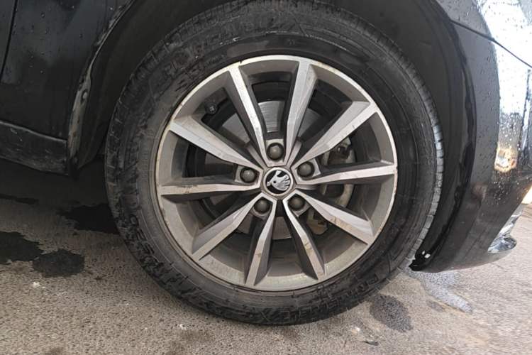 Used Skoda Octavia 2017 Classic Model 1.6L Manual Comfort Edition Right Front Wheel Hub