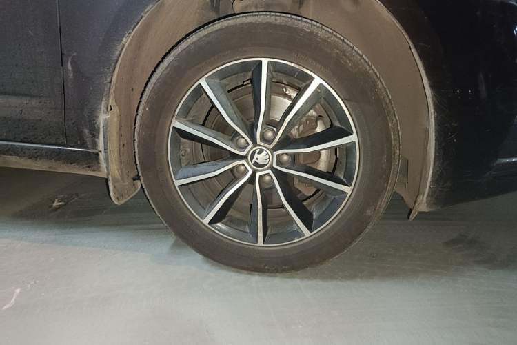 Used Skoda Octavia 2017 TSI280 DSG Smart Drive Edition Right Front Wheel Hub