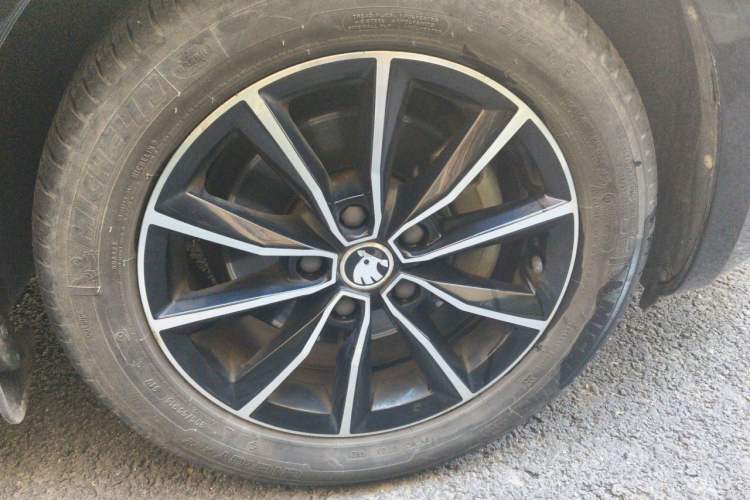 Used Skoda Octavia 2017 TSI280 DSG Smart Drive Edition Right Front Wheel Hub