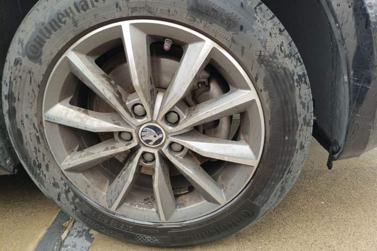 Used Skoda Octavia 2017 1.6L Automatic Chuanxing Edition Right Front Wheel Hub
