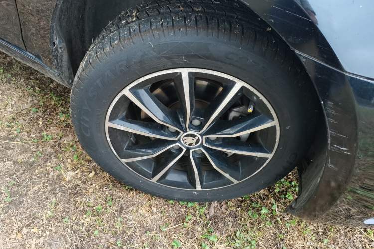 Used Skoda Octavia 2017 1.6L Automatic Smart Drive Edition Right Front Wheel Hub