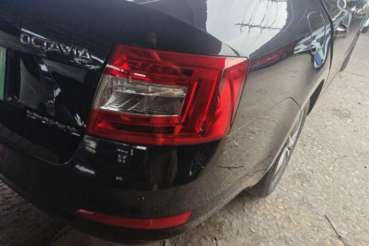 Used Skoda Octavia 2017 Classic Model 1.6L Manual Comfort Edition Right Rear Taillight
