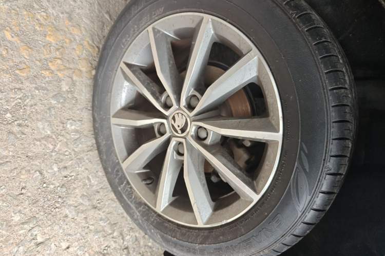 Used Skoda Octavia 2017 Classic Model 1.6L Manual Comfort Edition Right Rear Wheel Hub