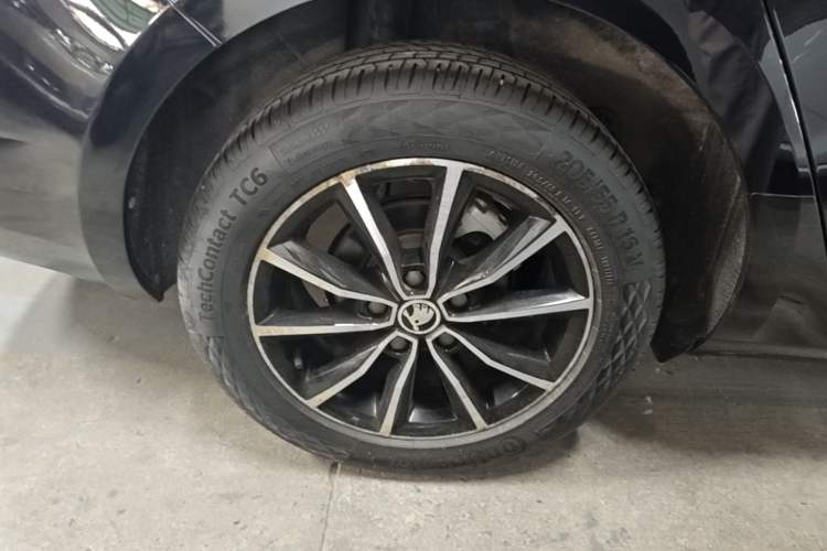 Used Skoda Octavia 2017 1.6L Automatic Smart Drive Edition Right Rear Wheel Hub