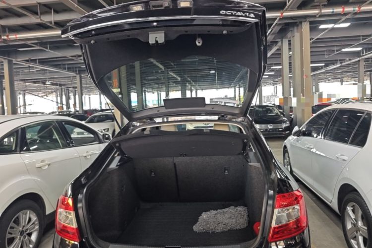 Used Skoda Octavia 2017 1.6L Automatic Smart Drive Edition Trunk