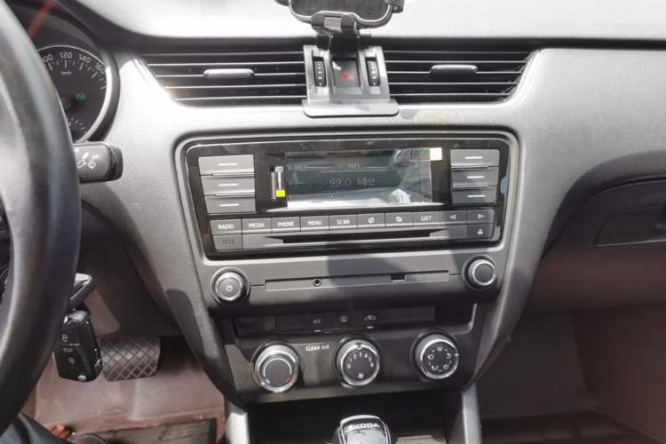 Used Skoda Octavia 2017 1.6L Automatic Smart Drive Edition Audio And AC Panel