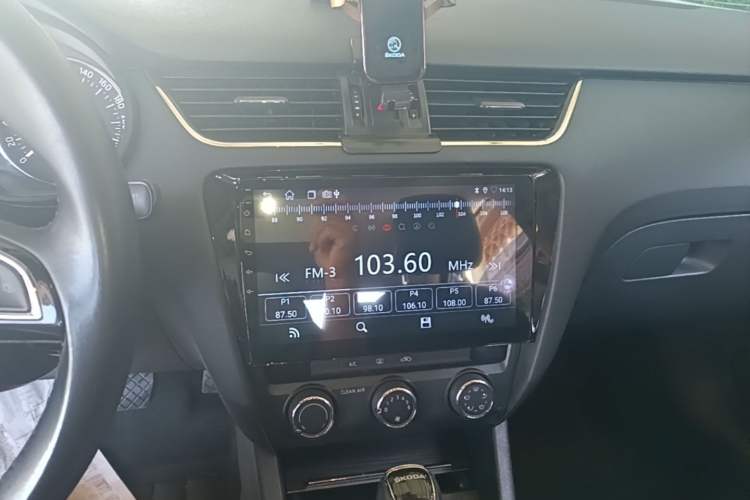 Used Skoda Octavia 2017 1.6L Automatic Smart Drive Edition Audio And AC Panel
