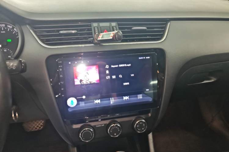 Used Skoda Octavia 2017 1.6L Automatic Smart Drive Edition Audio And AC Panel