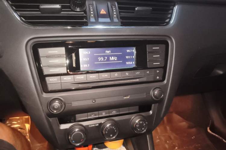 Used Skoda Octavia 2017 1.6L Manual Smart Drive Edition Audio And AC Panel