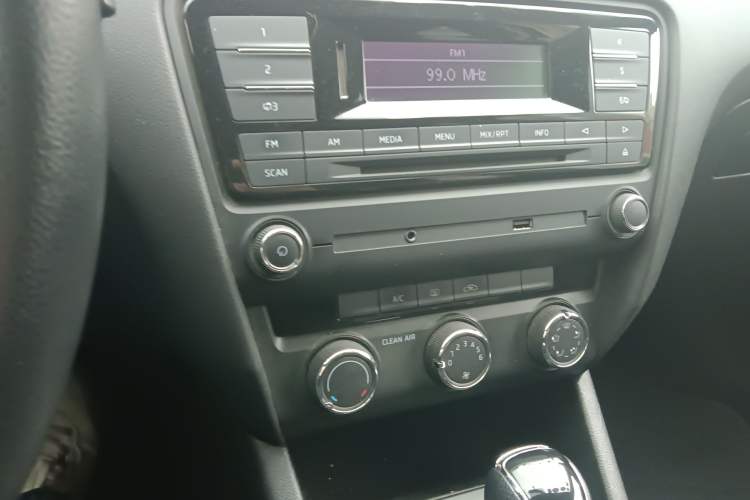 Used Skoda Octavia 2017 Classic Model 1.6L Automatic Comfort Edition Audio And AC Panel