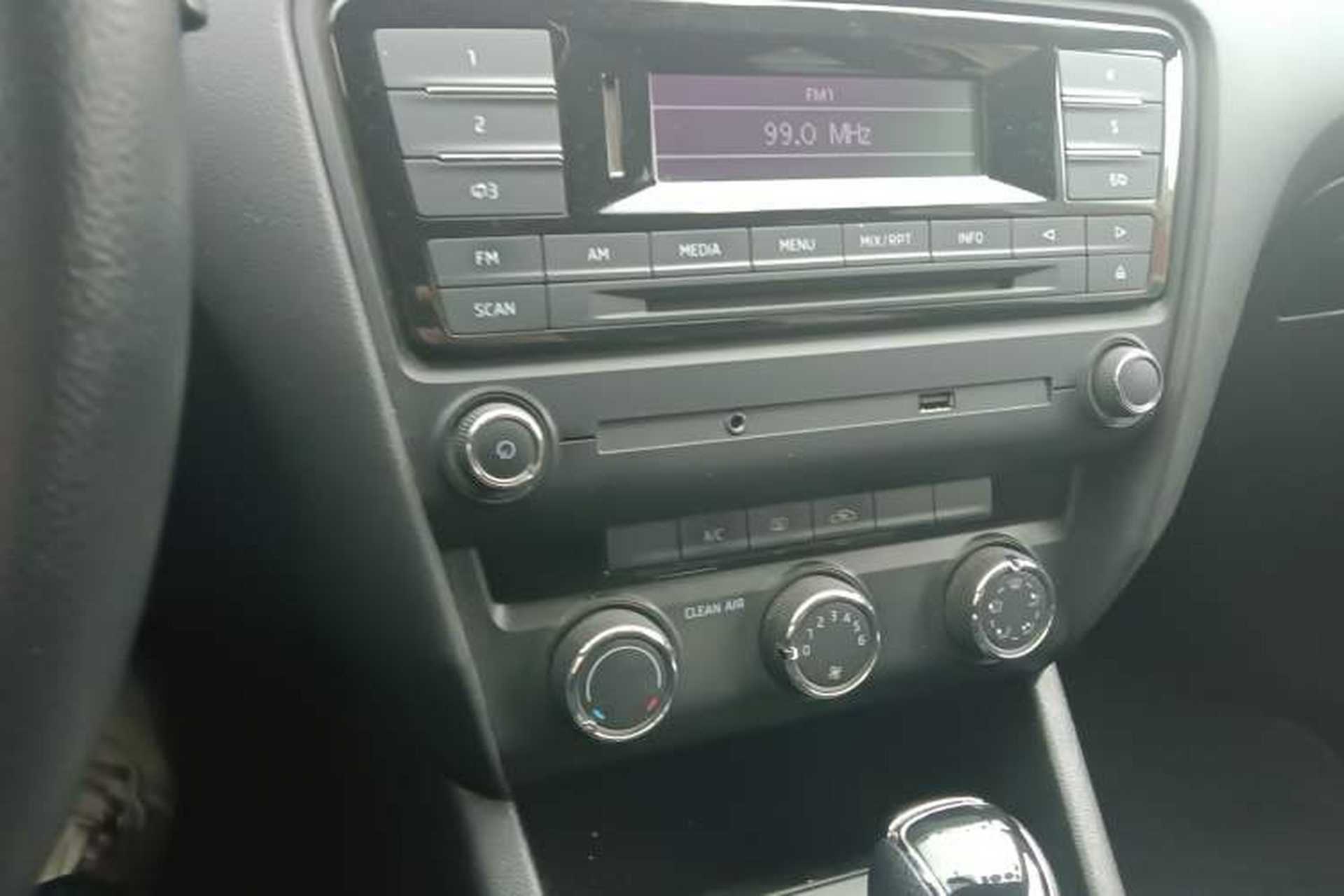 Used Skoda Octavia 2017 Classic Model 1.6L Automatic Comfort Edition Audio And AC Panel