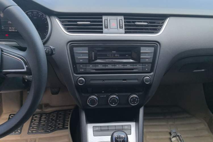 Used Skoda Octavia 2017 1.6L Manual Trend Edition Audio And AC Panel