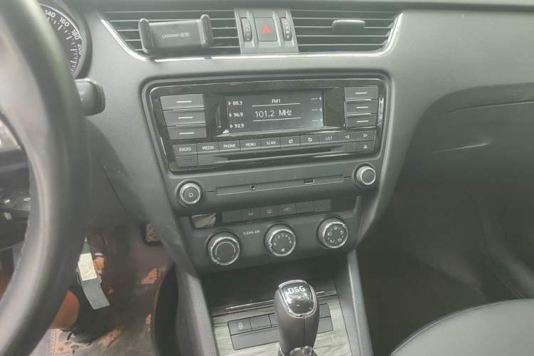 Used Skoda Octavia 2017 TSI280 DSG Smart Drive Edition Audio And AC Panel