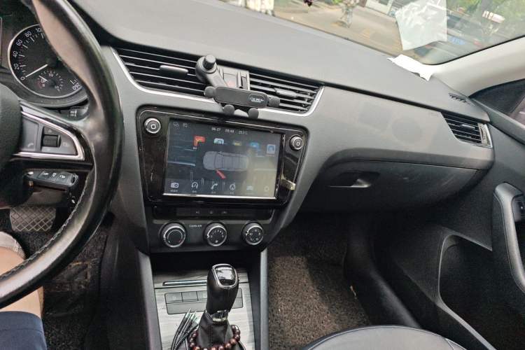 Used Skoda Octavia 2017 1.6L Automatic Smart Drive Edition Audio And AC Panel