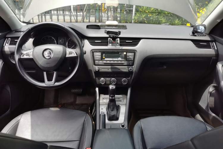 Used Skoda Octavia 2017 1.6L Automatic Smart Drive Edition Center Console
