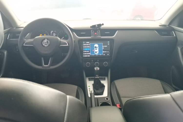 Used Skoda Octavia 2017 1.6L Automatic Chuanxing Edition Center Console