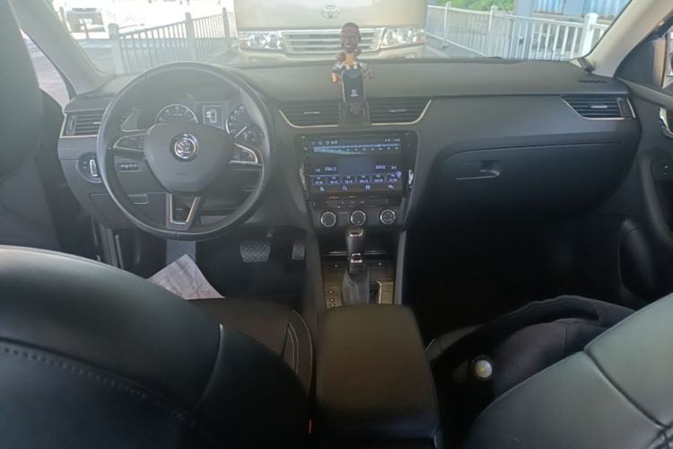 Used Skoda Octavia 2017 1.6L Automatic Smart Drive Edition Center Console
