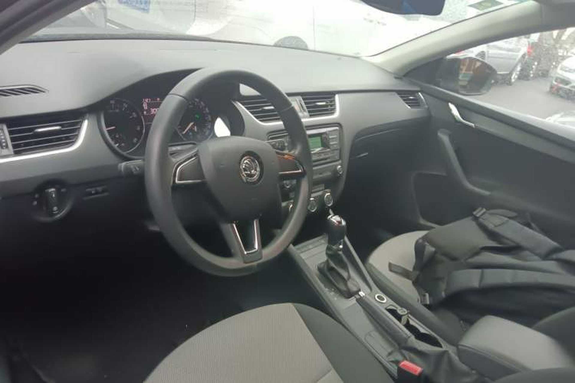 Used Skoda Octavia 2017 Classic Model 1.6L Automatic Comfort Edition Center Console