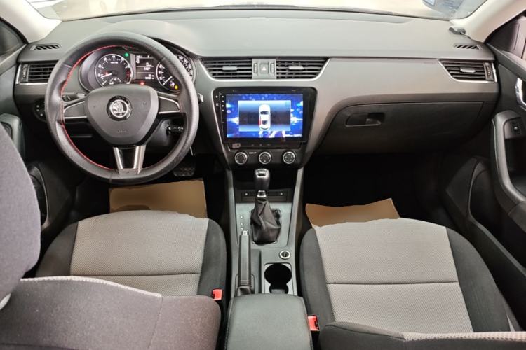 Used Skoda Octavia 2017 Classic Model 1.6L Automatic Comfort Edition Center Console