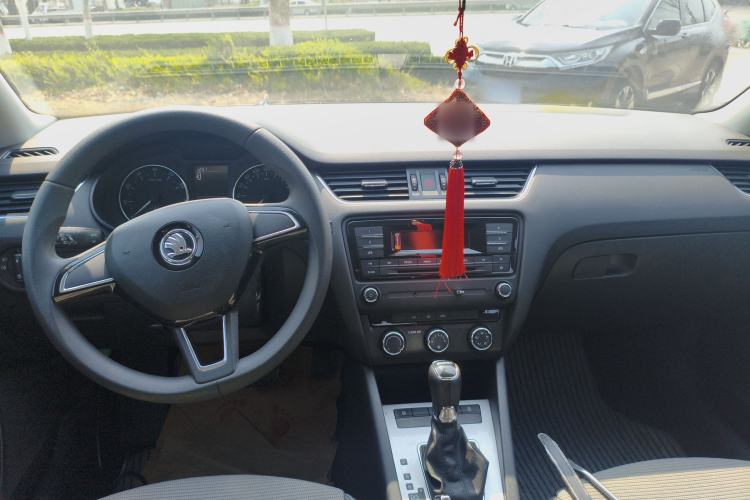 Used Skoda Octavia 2017 1.6L Automatic Chuanxing Edition Center Console
