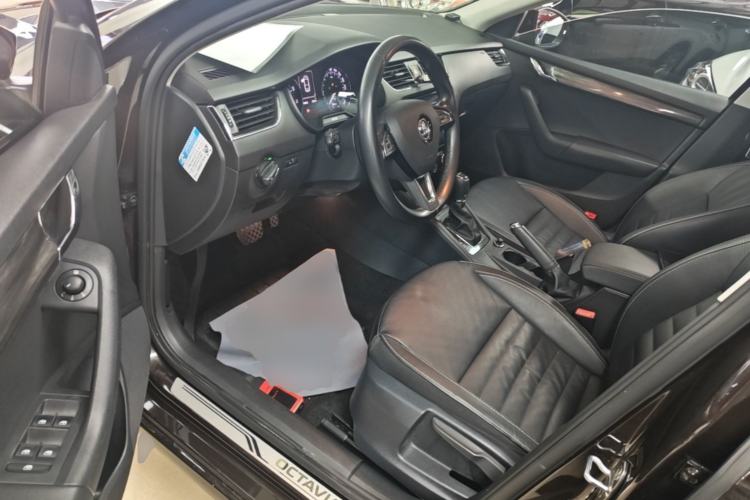 Used Skoda Octavia 2017 1.6L Automatic Smart Drive Edition Driver Seat